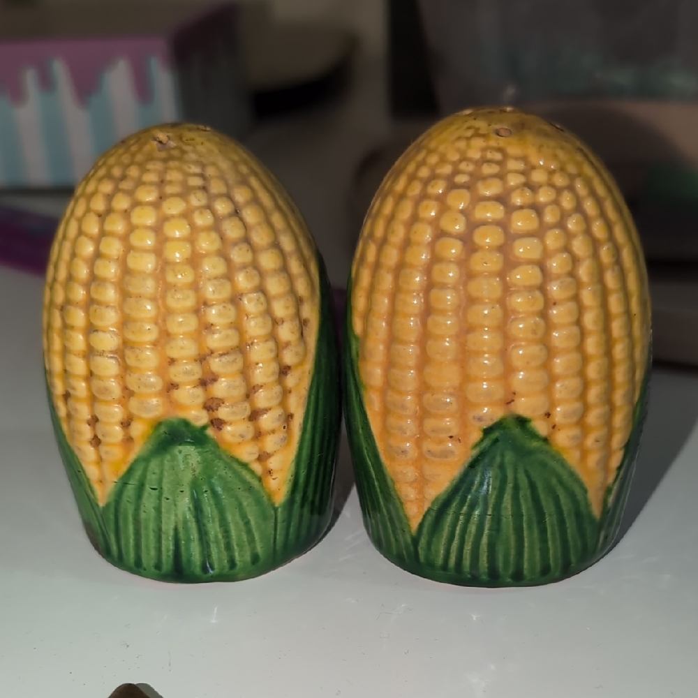 🏠 Corn Shaped Salt and Pepper Shakers 🌽